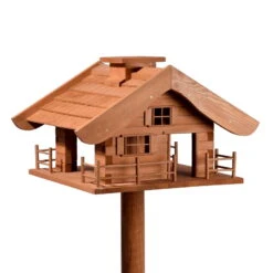 Vogelfutterhaus Almhütte Mit Liebevollen Details, Inkl. Ständer, FSC®, Ca. 56 X 46 X 35,5 Cm -LECHUZA Verkaufs-Shop 0910101340 Vogelfutterhaus Almhuette inkl Staender FSC ca56x46x35 5cm 1 55393