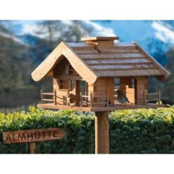 Vogelfutterhaus Almhütte Mit Liebevollen Details, Inkl. Ständer, FSC®, Ca. 56 X 46 X 35,5 Cm -LECHUZA Verkaufs-Shop 0910101340 Vogelfutterhaus Almhuette inkl Staender FSCca56x46x35 5cm 7 60494