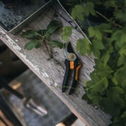 Fiskars Bypass-Schere 'Solid', Schwarz/orange 5 Fiskars Bypass-Schere 'Solid', Schwarz/orange -LECHUZA Verkaufs-Shop 0920300708 Solid Bypass Gartenschere M 2 106804