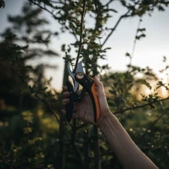 Fiskars Bypass-Schere 'PowerLever', Schwarz/orange 5 Fiskars Bypass-Schere 'PowerLever', Schwarz/orange -LECHUZA Verkaufs-Shop 0920300712 PowerLever Bypass Gartenschere 2 106811